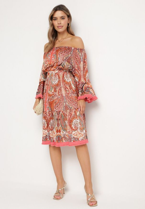 Born2be - Czerwona Sukienka Hiszpanka Ozdobiona Frędzlami o Rozkloszowanym Fasonie w Print Paisley Allnight. Okazja: na co dzień. Typ kołnierza: dekolt hiszpanka. Kolor: czerwony. Wzór: paisley, nadruk, aplikacja. Typ sukienki: proste. Styl: elegancki, casual