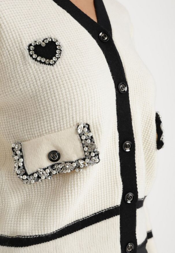 Born2be - Jasnobeżowy Sweter Kardigan z Wiskozy z Naszywką Serca i Perłowymi Kieszeniami Aradhya. Kolor: beżowy. Materiał: wiskoza. Wzór: aplikacja