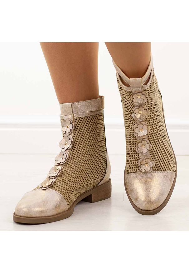 Złote wiosenne ażurowe botki damskie Jezzi Asa62-130. Okazja: na co dzień. Kolor: złoty. Szerokość cholewki: normalna. Wzór: ażurowy. Materiał: skóra. Sezon: wiosna. Obcas: na obcasie. Styl: casual, elegancki, boho, klasyczny. Wysokość obcasa: niski