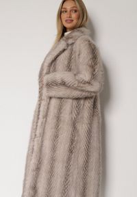 Born2be - Jasnobeżowy Jednorzędowy Płaszcz Futerko o Klasycznym Kroju Yrelsha. Okazja: na co dzień. Kolor: beżowy. Materiał: futro. Styl: klasyczny #4