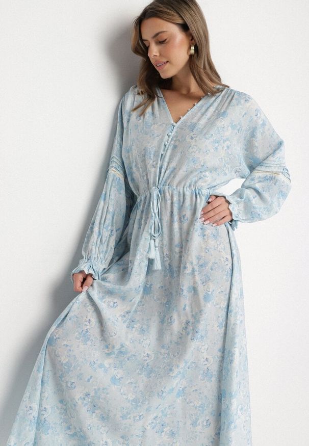 Born2be - Niebieska Bawełniana Sukienka w Kwiaty z Dekoltem V i Bufiastymi Rękawami Efandria. Okazja: na co dzień. Typ kołnierza: dekolt w kształcie V. Kolor: niebieski. Materiał: bawełna. Wzór: kwiaty. Sezon: wiosna, lato. Styl: casual, elegancki