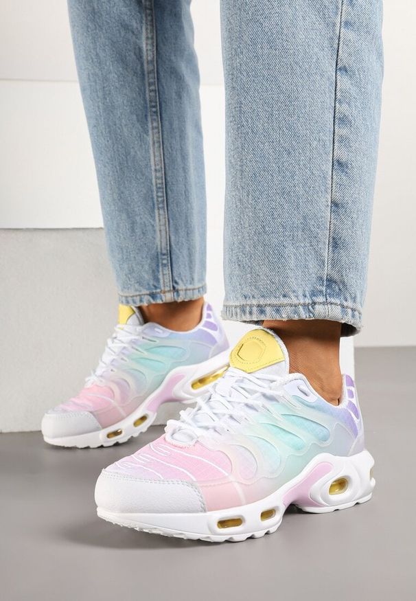 Renee - Biało-Różowe Buty Sportowe Sneakersy z Tłoczoną Cholewką Calzivis. Okazja: na co dzień. Kolor: biały. Materiał: jeans. Szerokość cholewki: normalna. Wzór: aplikacja