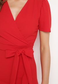 Born2be - Czerwona Sukienka Taliowana z Kopertowym Dekoltem i Falbanką Tatania. Okazja: na co dzień. Kolor: czerwony. Długość rękawa: krótki rękaw. Typ sukienki: kopertowe. Styl: casual, elegancki, klasyczny #4