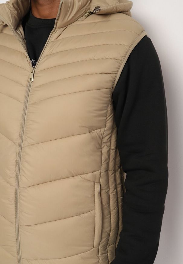 Born2be - Ciemnobeżowa Kamizelka z Ozdobnym Pikowaniem i Kieszeniami na Suwaki oraz Odpinanym Kapturem Mioratta. Okazja: na co dzień. Kolor: beżowy. Materiał: jeans. Styl: sportowy, klasyczny, elegancki, casual