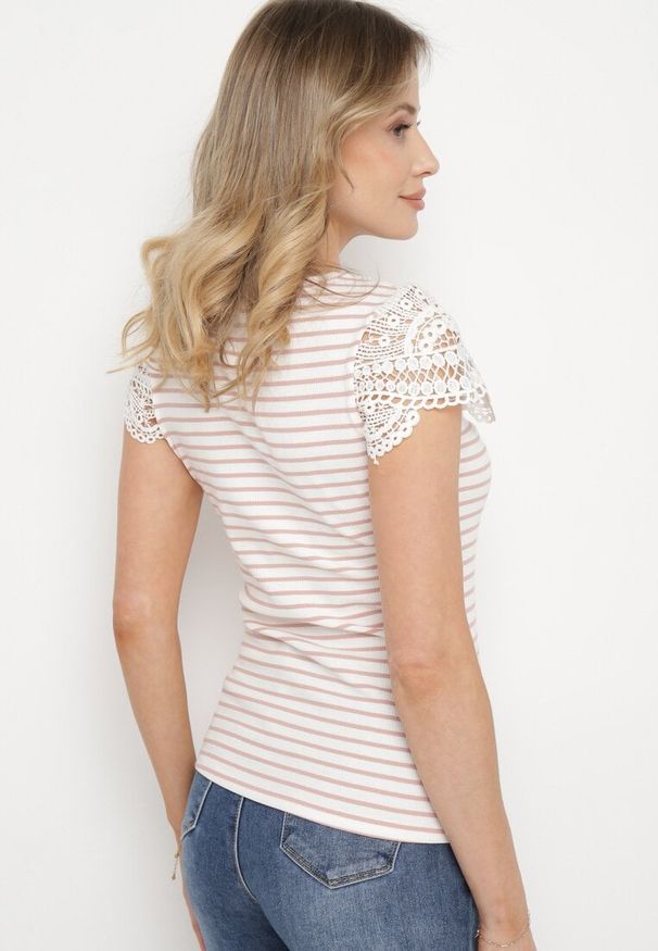 Born2be - Różowy Bawełniany T-shirt w Paski z Koronkowymi Wstawkami Idamarie. Okazja: na randkę, na co dzień. Typ kołnierza: dekolt w kształcie V. Kolor: różowy. Materiał: bawełna, koronka. Długość rękawa: krótki rękaw. Długość: krótkie. Wzór: paski. Styl: casual