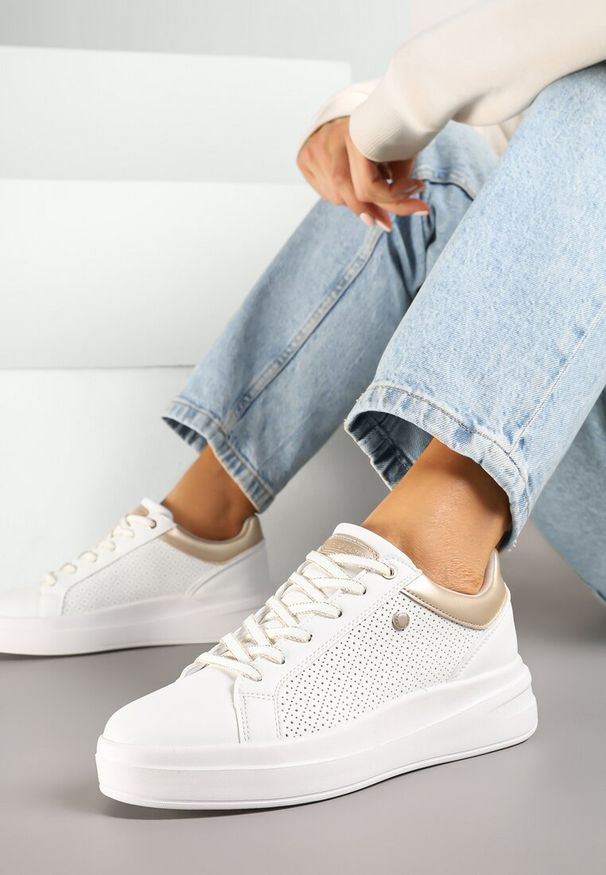 Born2be - Białe Sneakersy w Stylu Tenisówek na Grubej Podeszwie Zdobione Perforacją Marailia. Okazja: na co dzień. Kolor: biały. Wzór: aplikacja
