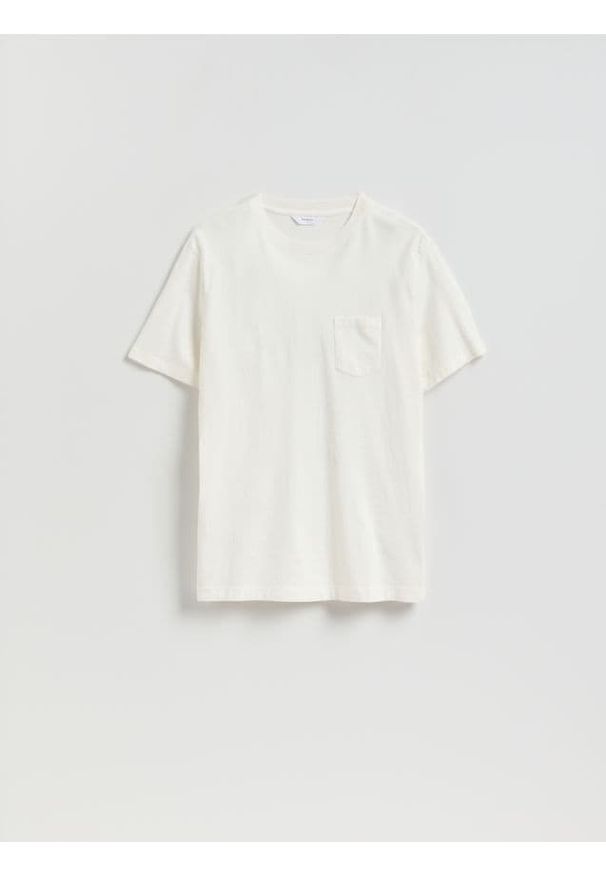 Reserved - T-shirt regular z kieszonką - złamana biel. Materiał: dzianina, bawełna