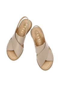 Beżowe Sandały Nessi Modne Obuwie Damskie. Nosek buta: otwarty. Kolor: beżowy. Materiał: skóra. Wzór: gładki. Sezon: lato. Obcas: na koturnie. Styl: elegancki. Wysokość obcasa: średni #4