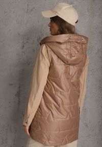 Renee - Szampańska Długa Kamizelka Pikowana z Nieodpinanym Kapturem Ozdobiona Naszywką Kasseda. Okazja: na co dzień. Kolor: złoty. Materiał: poliester, jeans. Długość: długie. Wzór: aplikacja. Styl: casual #5