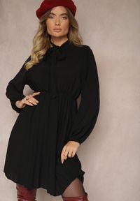 Renee - Czarna Plisowana Sukienka o Eleganckim Kroju z Wiązaniem przy Dekolcie i Gumką w Pasie Belorinda. Okazja: na co dzień. Typ kołnierza: typu klepsydra. Kolor: czarny. Długość rękawa: długi rękaw. Styl: elegancki #5