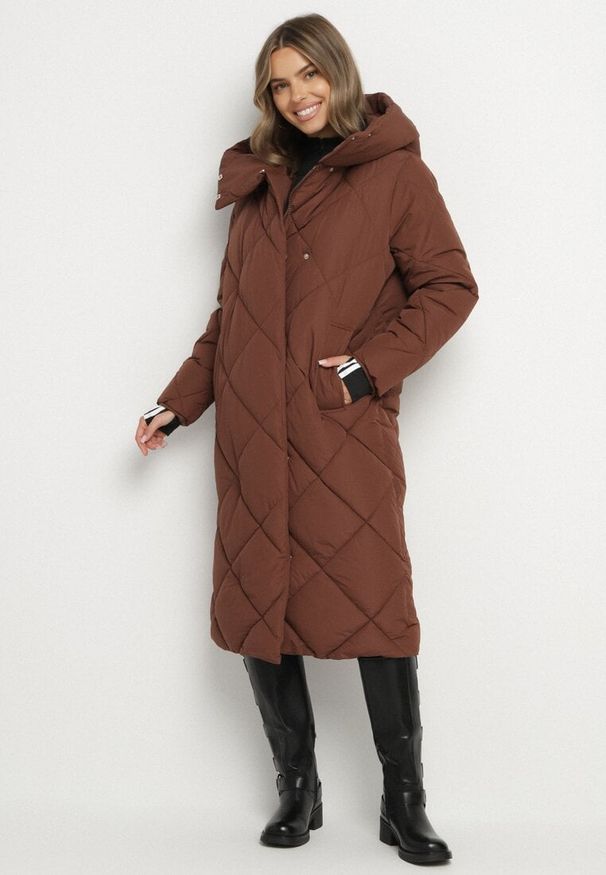 Born2be - Brązowa Kurtka z Geometrycznym Pikowaniem Johnatta. Kolor: brązowy. Wzór: geometria