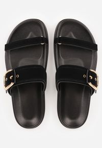 Born2be - Czarne Płaskie Klapki z Imitacji Zamszu z Wyrazistą Klamrą Himemoni. Okazja: na co dzień. Kolor: czarny. Materiał: zamsz. Wzór: paski, haft. Sezon: lato. Styl: boho, wakacyjny, casual #3