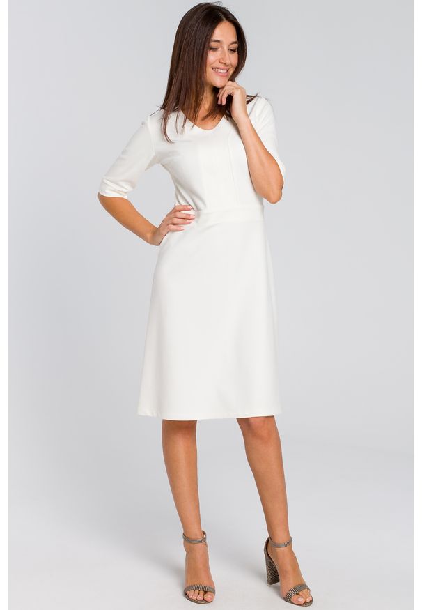 Sukienki.shop - Elegancka sukienka dzianinowa trapezowa midi z dekoltem V ecru kremowa. Okazja: na spotkanie biznesowe, na randkę, na co dzień, do pracy. Typ kołnierza: dekolt w kształcie V. Kolor: kremowy. Materiał: dzianina. Typ sukienki: trapezowe. Styl: elegancki. Długość: midi