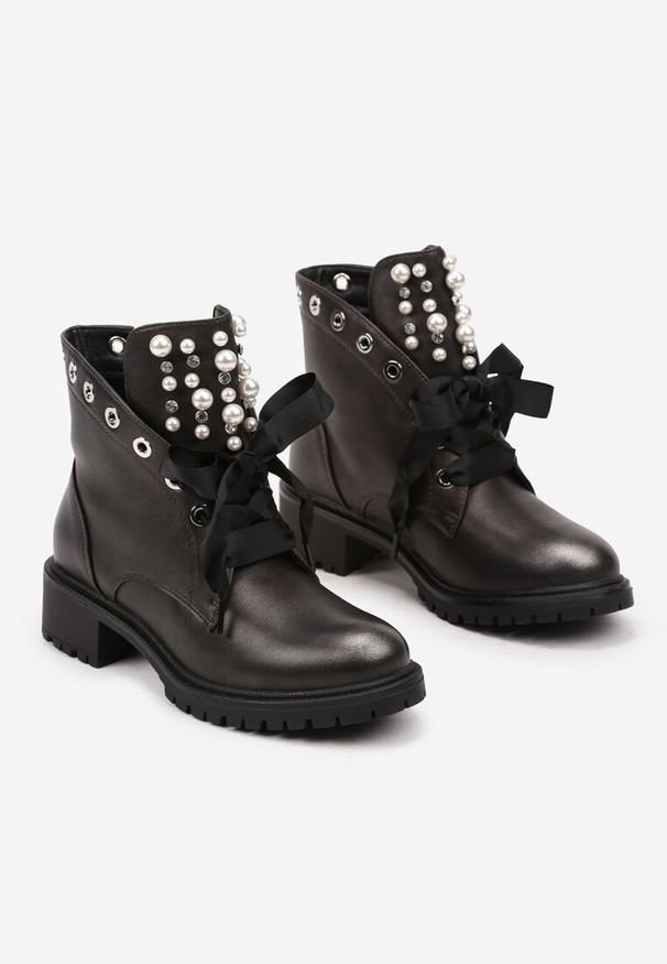 Born2be - Srebrne Botki z Językiem Ozdobionym Perełkami i Cyrkoniami Jovirra. Okazja: na co dzień. Kolor: srebrny. Materiał: jeans. Wzór: aplikacja. Styl: casual, rockowy, elegancki