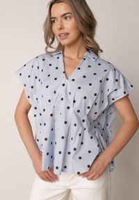 Born2be - Niebieska Bluzka o Fasonie Oversize w Kropki z Bawełny Pireia. Okazja: do pracy, na co dzień. Kolor: niebieski. Materiał: bawełna. Długość: długie. Wzór: kropki. Styl: casual #1