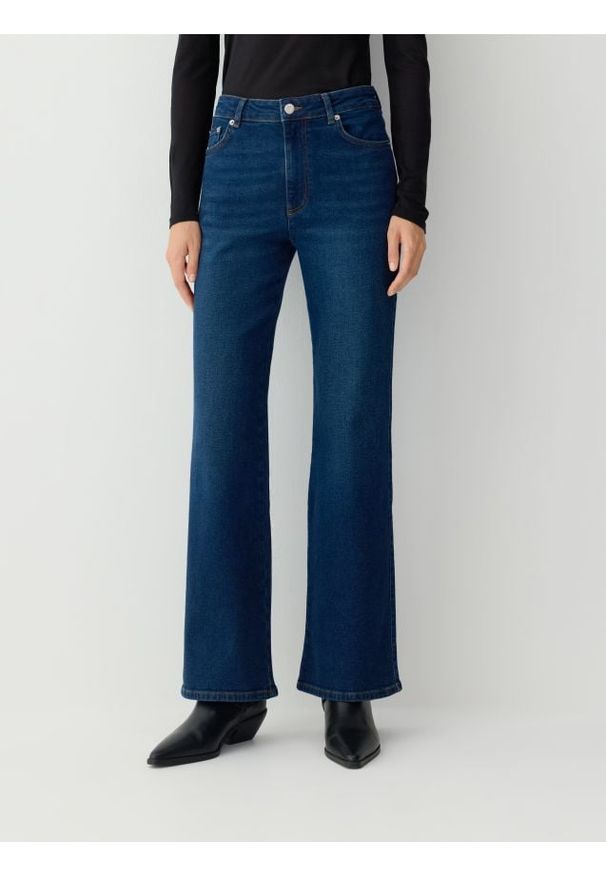 Reserved - Jeansy bootcut - granatowy. Kolor: niebieski