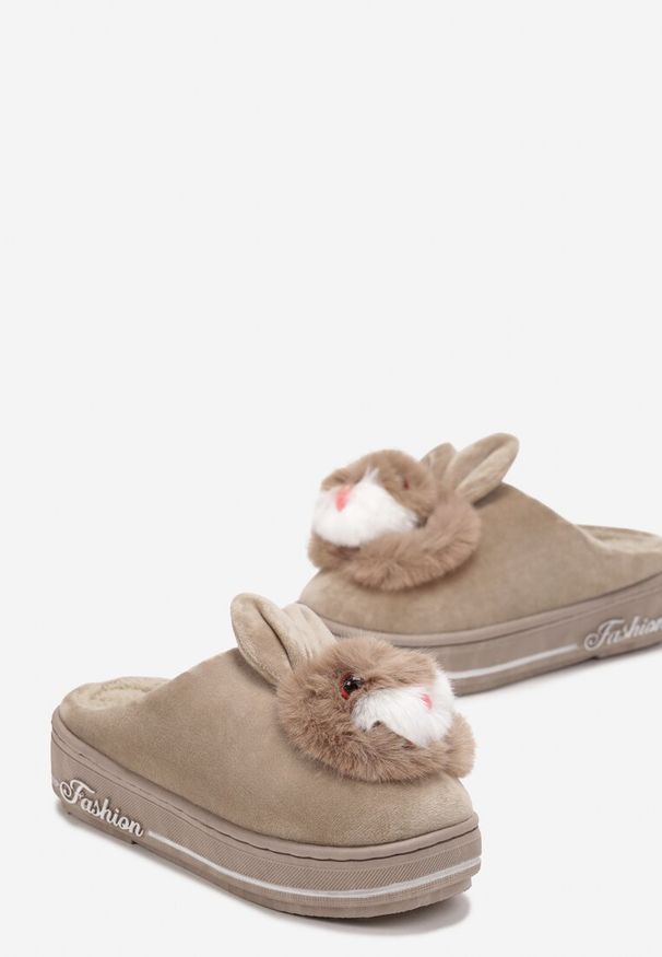 Born2be - Ciemnobeżowe Kapcie na Grubej Podeszwie z Króliczkiem Puppis. Okazja: do domu. Zapięcie: bez zapięcia. Kolor: beżowy. Wzór: aplikacja
