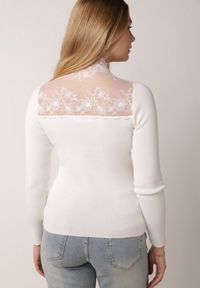 Born2be - Biały Dopasowany Sweter z Półgolfem z Wiskozą Zdobiony Koronkową Siateczką Genna. Okazja: na co dzień. Kolor: biały. Materiał: wiskoza, koronka. Wzór: aplikacja. Styl: casual, elegancki #2
