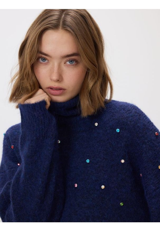 Reserved - Sweter z błyszczącą aplikacją - granatowy. Kolor: niebieski. Materiał: dzianina, wełna. Wzór: aplikacja