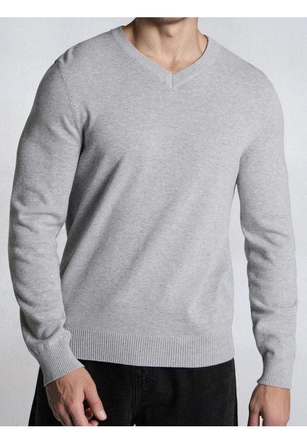 Sinsay - Bawełniany sweter z dekoltem V - kremowy. Kolor: kremowy. Materiał: bawełna