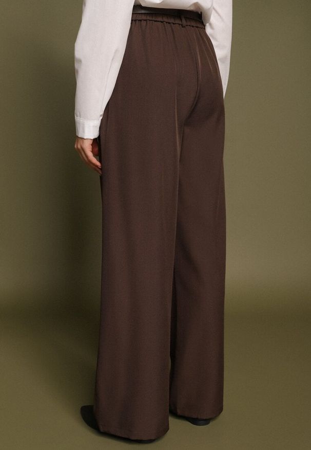 Born2be - Brązowe Garniturowe Spodnie o Szerokim Kroju z Paskiem Corrive. Stan: podwyższony. Kolor: brązowy. Styl: klasyczny, elegancki