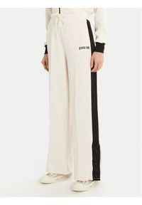 Guess Spodnie dresowe V5RB00 KCO72 Écru Regular Fit. Materiał: syntetyk #1