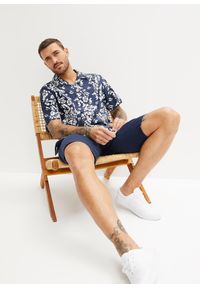 bonprix - Koszula z krótkim rękawem, z nadrukiem w hawajskim stylu. Kolor: niebieski. Długość rękawa: krótki rękaw. Długość: krótkie. Wzór: nadruk. Sezon: lato #2