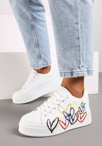 Born2be - Białe Sneakersy na Grubej Podeszwie z Malowanymi Zdobieniami Nevilanne. Okazja: na spotkanie biznesowe, do pracy. Zapięcie: sznurówki. Kolor: biały. Materiał: jeans. Wzór: aplikacja #2