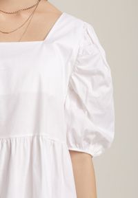 Renee - Biała Sukienka Taliciane. Typ kołnierza: dekolt kwadratowy. Kolor: biały. Materiał: bawełna, tkanina, elastan. Wzór: aplikacja. Długość: mini #3