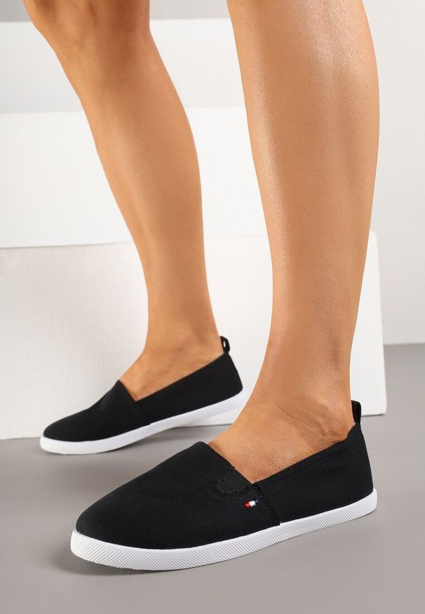 Renee - Czarno-Białe Tenisówki Vices o Klasycznym Wsuwanym Fasonie z Elastycznymi Wstawkami Telaviela. Okazja: na co dzień. Kolor: czarny. Materiał: jeans, koronka. Wzór: koronka. Styl: klasyczny