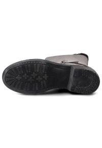 Szare Kozaki Simen Damskie Ocieplane Buty Zimowe. Okazja: na co dzień. Zapięcie: klamry. Kolor: szary. Szerokość cholewki: normalna. Wzór: paski. Wysokość cholewki: przed kolano. Materiał: nubuk. Sezon: zima. Styl: casual, klasyczny #3