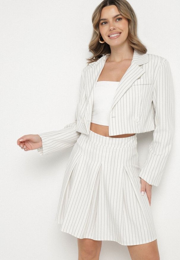 Born2be - Biała Spódnica w Delikatne Paski o Rozkloszowanym Kroju z Plisami Redamara. Okazja: na co dzień. Kolor: biały. Wzór: paski. Styl: klasyczny, casual, elegancki