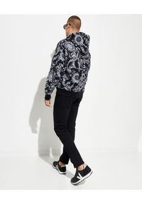 Versace Jeans Couture - VERSACE JEANS COUTURE - Bluza z nadrukiem. Typ kołnierza: kaptur. Kolor: czarny. Materiał: bawełna. Długość rękawa: długi rękaw. Długość: długie. Wzór: nadruk