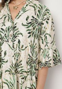 Born2be - Zielono-Beżowa Rozkloszowana Sukienka z Lnem z Metalicznym Nadrukiem Filasenia. Okazja: na spacer. Typ kołnierza: kołnierz z falbankami, dekolt w kształcie V. Kolor: zielony. Materiał: len. Wzór: nadruk. Sezon: lato. Styl: elegancki #6