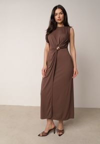 Born2be - Brązowa Elegancka Sukienka z Marszczeniami i Drapowaniem o Taliowanym Kroju z Metalowym Akcentem Azaervienne. Okazja: do pracy, na co dzień. Kolor: brązowy. Typ sukienki: proste. Styl: elegancki. Długość: maxi #1