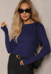 Renee - Granatowy Sweter z Wiskozą i Ozdobnym Splotem Saviana. Okazja: na co dzień. Kolor: niebieski. Materiał: wiskoza. Długość rękawa: długi rękaw. Długość: długie. Wzór: ze splotem. Styl: casual, elegancki