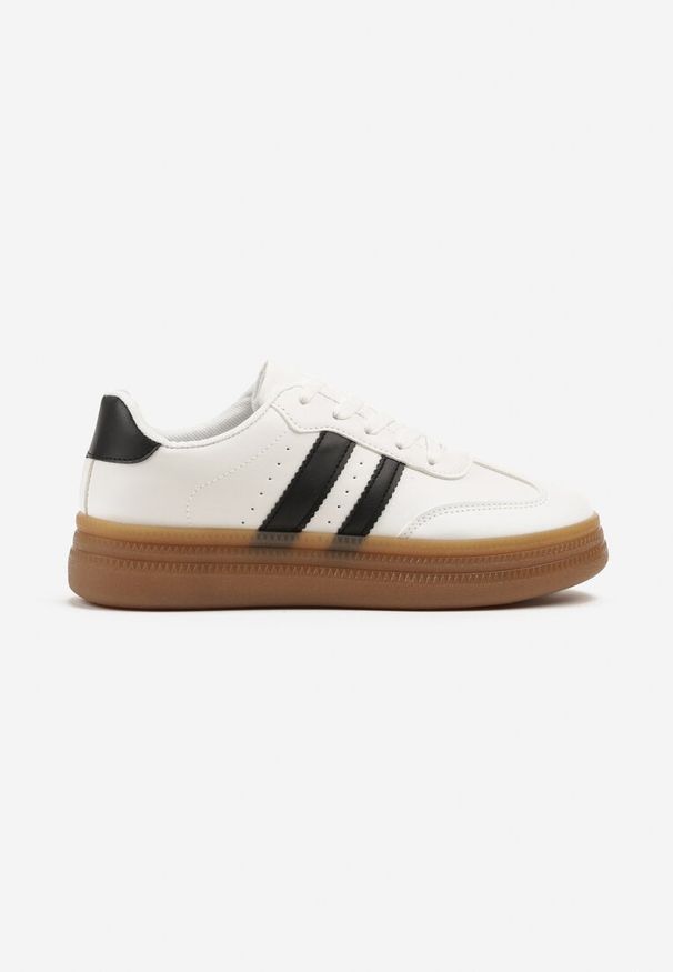 Born2be - Białe Sneakersy w Stylu Tenisówek z Perforacją i Ozdobnymi Paskami Jenarosea. Okazja: na co dzień. Zapięcie: pasek. Kolor: biały. Materiał: jeans. Wzór: paski