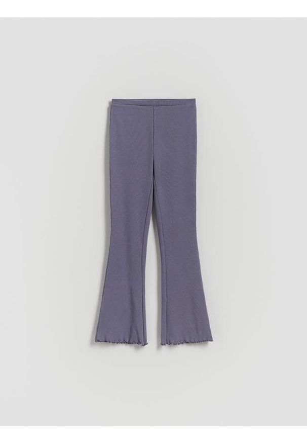 Reserved - Dzianinowe legginsy w prążek - niebieski. Kolor: niebieski. Materiał: dzianina. Wzór: prążki