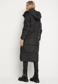Born2be - Czarna Długa Kurtka Pikowana z Kapturem i Bocznymi Suwakami Aruvitta. Okazja: na co dzień. Typ kołnierza: kaptur. Kolor: czarny. Materiał: zamsz, jeans, dresówka, poliester. Długość: długie. Wzór: ze splotem. Styl: sportowy, casual, elegancki #5
