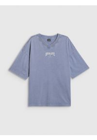4f - 4F T-shirt oversize z nadrukiem damski - granatowy M. Okazja: na co dzień. Typ kołnierza: dekolt w serek. Kolor: niebieski. Materiał: materiał, dzianina. Długość rękawa: krótki rękaw. Długość: krótkie. Wzór: nadruk. Styl: vintage, sportowy, casual