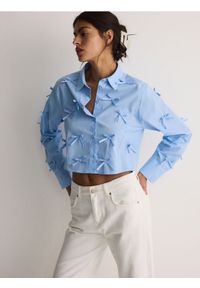 Reserved - Krótka koszula z kokardkami - niebieski. Typ kołnierza: kokarda. Kolor: niebieski. Materiał: bawełna. Długość: krótkie #1
