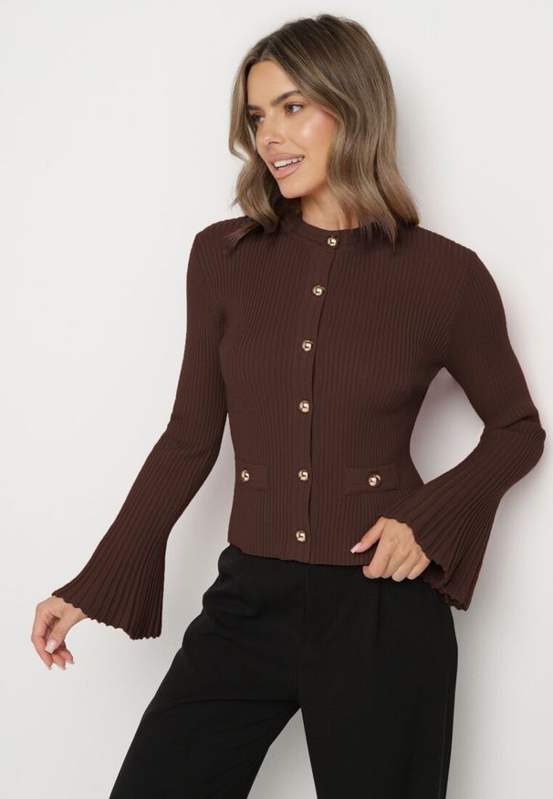 Born2be - Brązowy Kardigan z Wiskozą Ozdobiony Rozszerzanymi Rękawami i Guzikami Tiolenda. Okazja: na co dzień. Kolor: brązowy. Materiał: wiskoza. Wzór: aplikacja. Styl: casual, elegancki