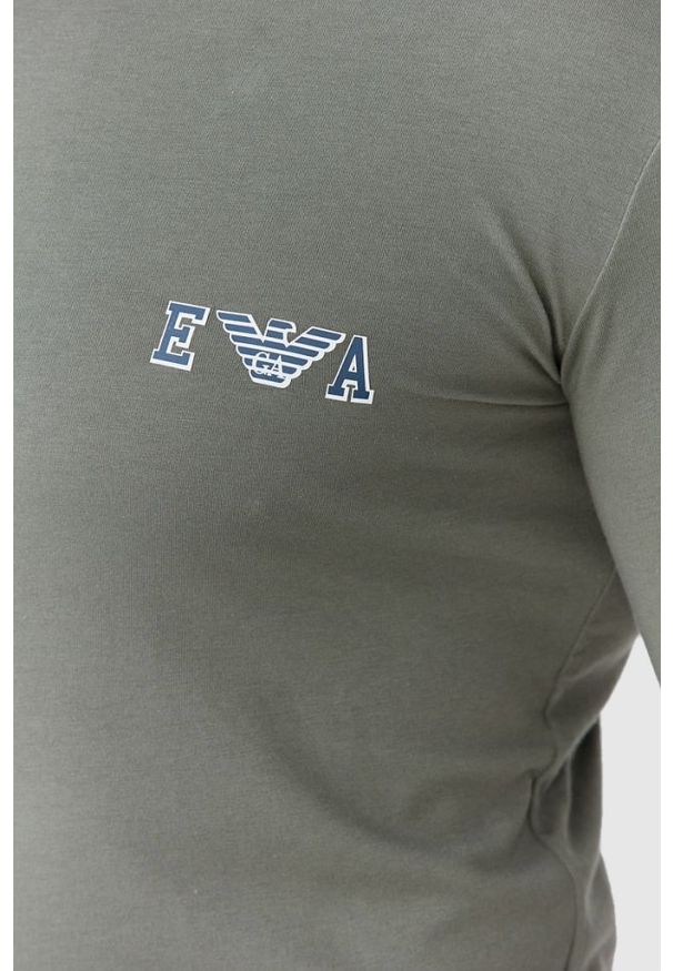 Emporio Armani - EMPORIO ARMANI Zielony longsleeve męski z granatowym logo. Kolor: zielony. Materiał: prążkowany. Długość rękawa: długi rękaw