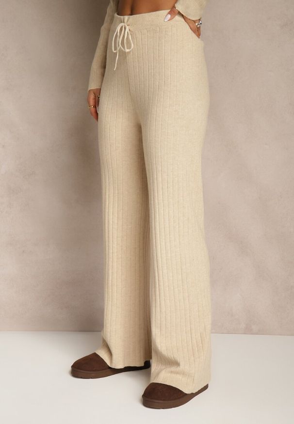 Renee - Beżowy Komplet Prążkowany z Bawełną Sweter Oversize i Szerokie Spodnie Wedorena. Kolor: beżowy. Materiał: bawełna, prążkowany