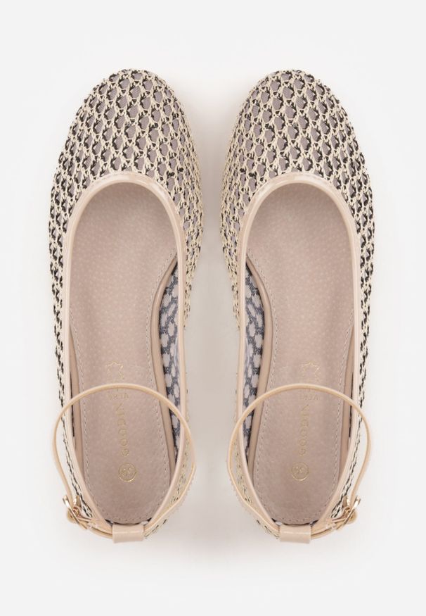 Renee - Jasnobeżowe Balerinki ze Skórzaną Wkładką i Metaliczną Ozdobą Dorialori. Zapięcie: sprzączka. Kolor: beżowy. Materiał: skóra. Wzór: aplikacja. Styl: elegancki