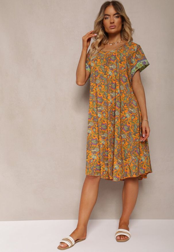 Renee - Żółto-Zielona Rozkloszowana Sukienka z Wiskozy w Kwiaty Rivanira. Okazja: na co dzień. Kolor: żółty. Materiał: wiskoza. Wzór: kwiaty. Sezon: lato. Typ sukienki: proste. Styl: casual