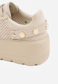 Born2be - Beżowe Skórzane Sneakersy na Platformie i Koturnie Zdobione Perforacją Penie. Okazja: na co dzień. Kolor: beżowy. Materiał: skóra. Wzór: aplikacja. Obcas: na koturnie #4