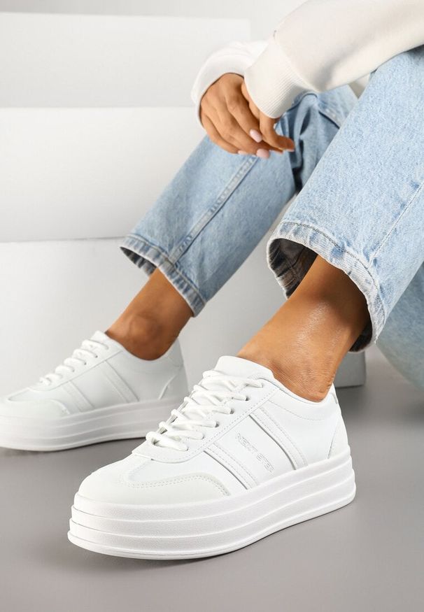 Born2be - Białe Sneakersy w Stylu Klasycznych Tenisówek na Platformie Asdisa. Zapięcie: sznurówki. Kolor: biały. Materiał: jeans. Obcas: na platformie