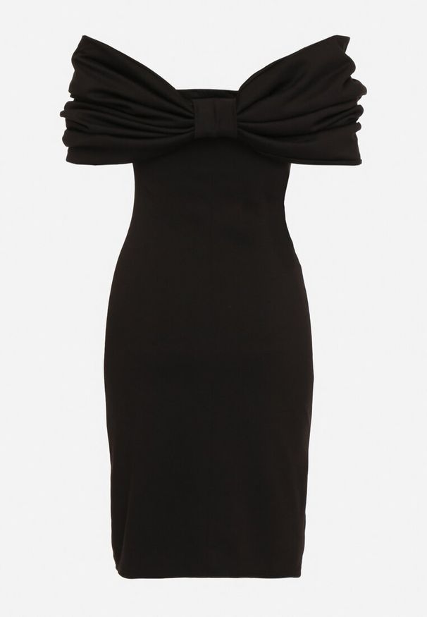 Born2be - Czarna Taliowana Sukienka Dopasowana z Odsłoniętymi Ramionami i Drapowaniem Palamiria. Okazja: na randkę, na imprezę. Kolor: czarny