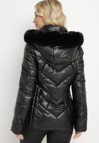 Born2be - Czarna Pikowana Kurtka z Kapturem Ozdobionym Futerkiem Caelara. Typ kołnierza: kaptur. Kolor: czarny. Materiał: futro. Wzór: aplikacja #4
